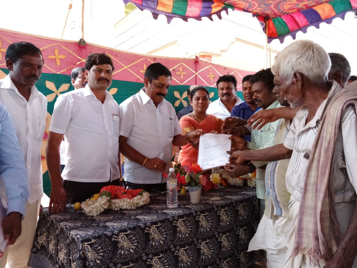 ಹನೂರು: ಗಿರಿ ಜನರಿಗೆ ಅರಣ್ಯ ಹಕ್ಕು ಪತ್ರ, ಕಂಬಳಿ ವಿತರಣಾ ಕಾರ್ಯಕ್ರಮ